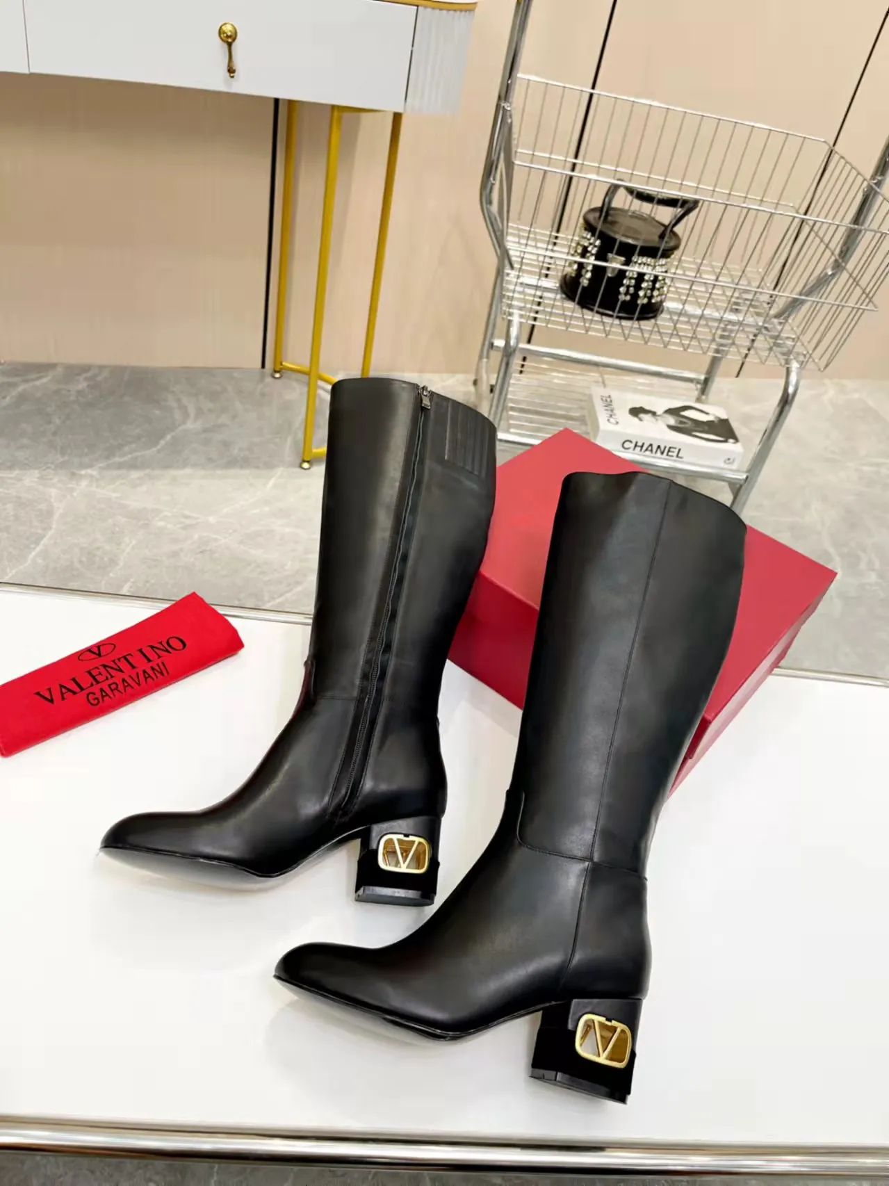 👟👟Ex-factory price 740👟👟 Genuine leather sole +40🆕 Valentino. Valentino autumn and winter fashion women's boots: Comfortable and versatile on the upper feet, showing long legs, Fabric: Imported first-layer cowhide ⚡The most popular V buckle ⚡Inside feet all genuine leather Code number: 35−40 (Customized size 41) Boot height: 15 inches